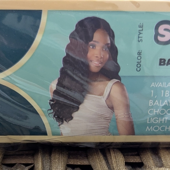 Woman Lace Front Wig - Picture 14 of 15